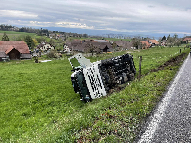 Le camion a fini sur le flanc après avoir dû éviter un véhicule qui arrivait en sens inverse à Courlevon. (Photo : Police fribourgeoise)