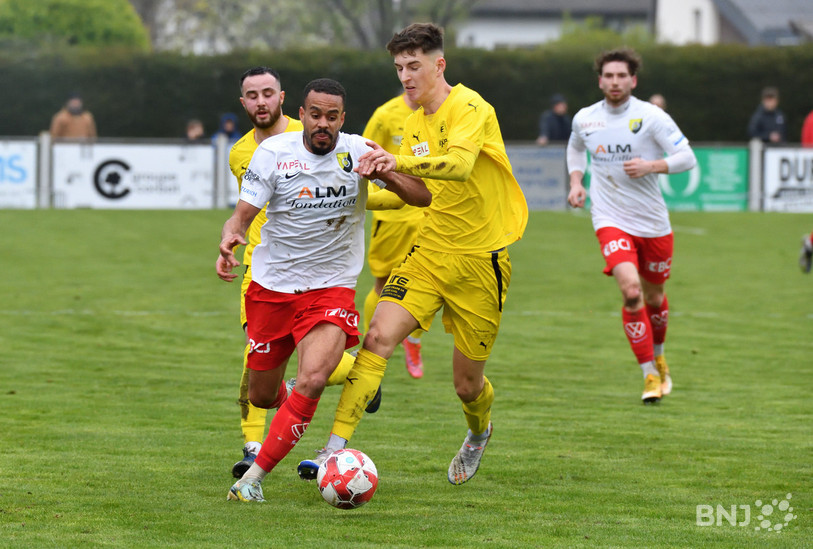 Florent Hushi (en jaune) est au duel avec Steven Ukoh. Le derby a été disputé ce dimanche à Bassecourt (photo : Georges Henz).