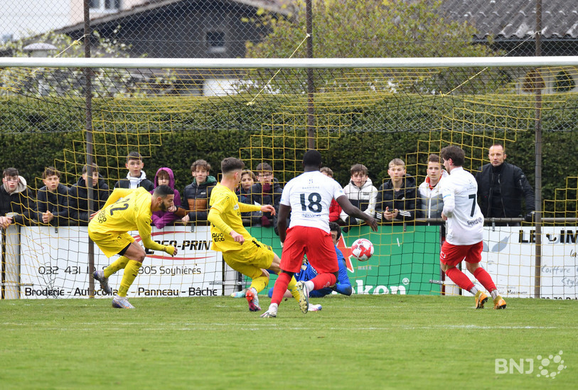 Après un ballon mal relâché par Marc Ummel, Florent Hushi (au centre) s'est montré opportuniste pour ouvrir la marque en faveur du FC Bassecourt (photo : Georges Henz).
