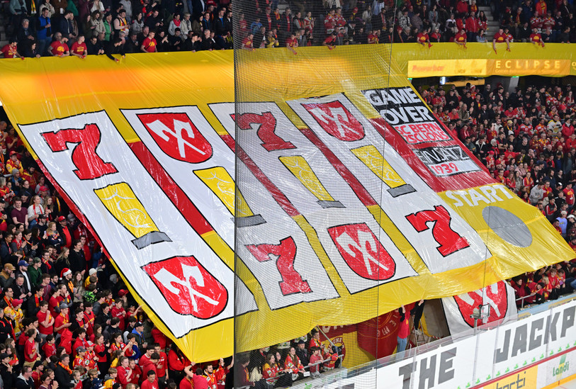 RJB a vécu l'acte II de la finale des play-off dans les supporters biennois.  (Photo: Georges Henz)