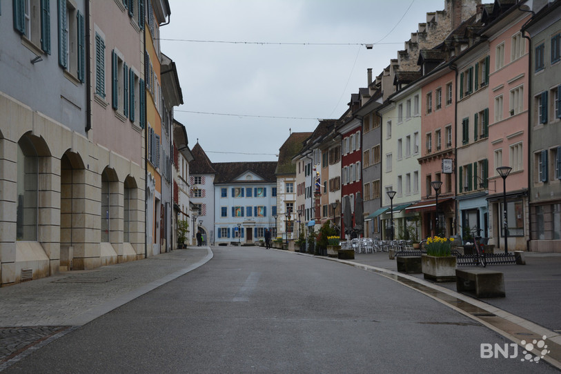La rue du 23-Juin, à Delémont, a perdu ses quatre places de parc depuis l’automne dernier.