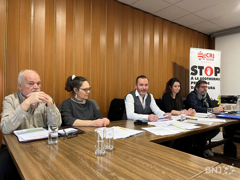 Plusieurs membres de l'association Citoyens responsables Jura se sont présentés mardi devant la presse.