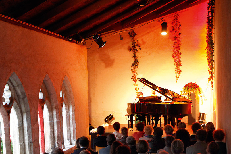 Le cloître de la collégiale de St-Ursanne vibrera pour la vingtième fois aux notes du piano cet été. (Photo: crescendo-jura.ch)