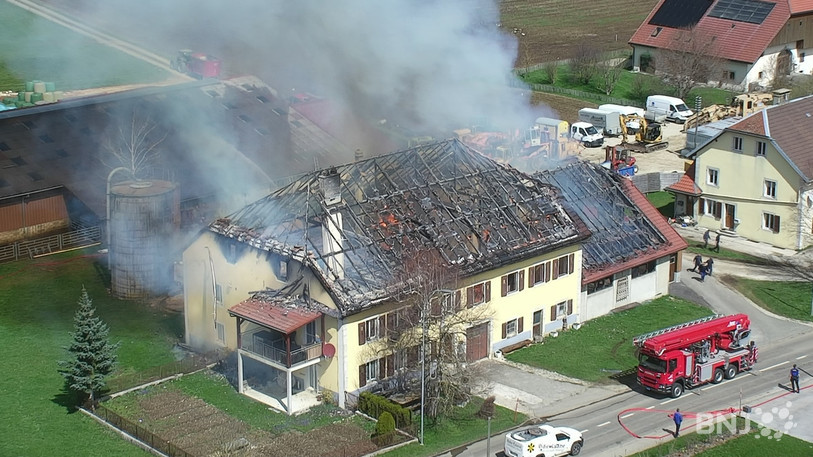 Les flammes ont complètement détruit un bâtiment à Brot-Plamboz mardi. (Photo: Police neuchâteloise)