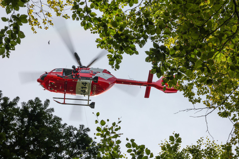 La Rega a finalement été sollicitée par le service ambulancier de l'H-JU. (Photo : Rega)