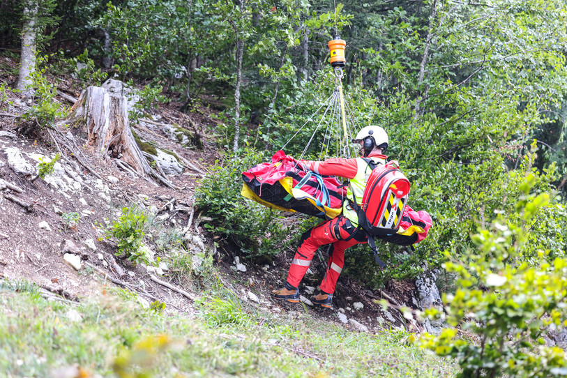 Les secouristes s'exercent cette semaine près de Granges à l'évacuation de falaises. (Photo: Rega)