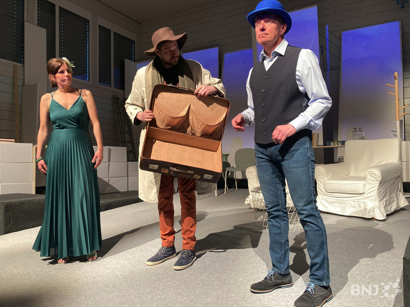 La troupe Théât'Ross jouera sa pièce « Deux tickets pour le paradis » dès ce vendredi à la halle de gym de Rossemaison et jusqu’au 6 mai.