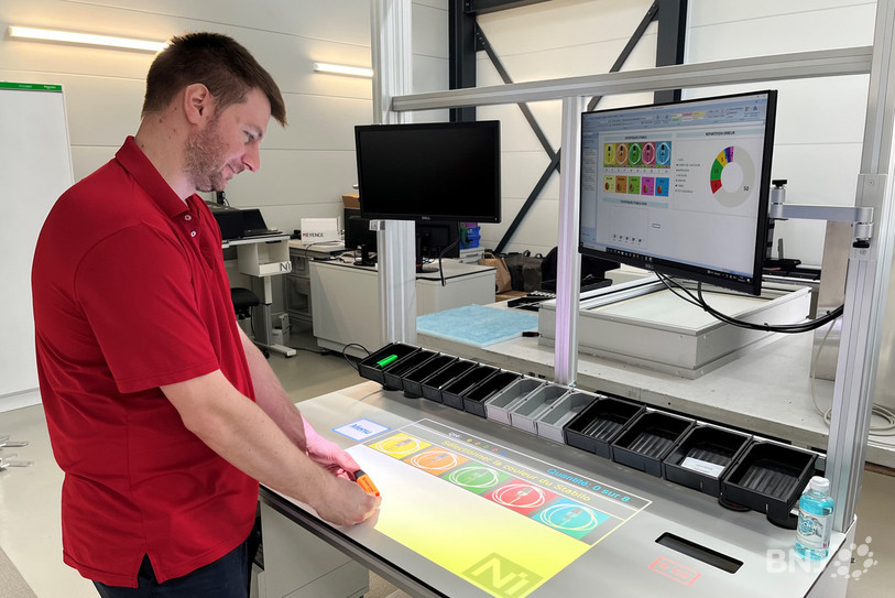 Un des employés de New Ingenia SA travaille sur la table en réalité augmentée. 