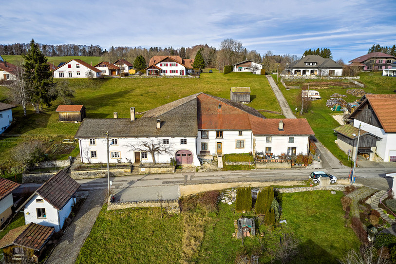 La toiture à quatre pans de la ferme a connu quelques rénovations à travers les siècles. (Photo : SHAS, Dirk Weiss © gsk.ch).