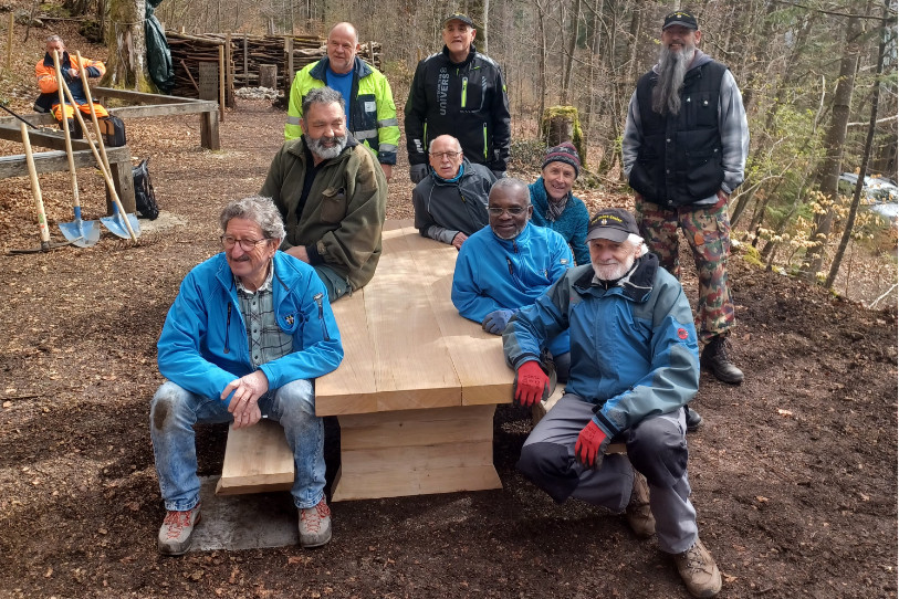 Une partie de l'équipe de Pro Saint-Imier a installé mercredi matin deux tables avec banc à proximité du canapé forestier pour les élèves de l'école primaire. (Photo : Pro Saint-Imier)