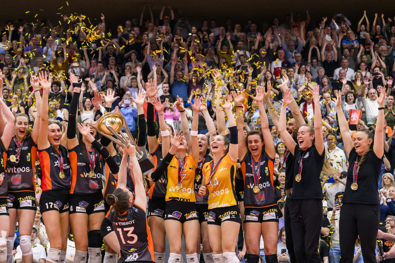 Le NUC est champion de Suisse ! Les volleyeuses neuchâteloises ont disposé de Guin 3-1 mercredi soir lors de l’acte III de la finale des play-off de Ligue A. (Photo: KEYSTONE/Jean-Christophe Bott))