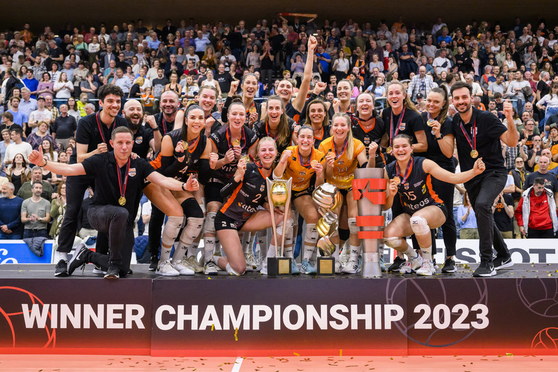 Le NUC prend la pose avec ses trois coupes remportées cette saison. (photo : KEYSTONE/Jean-Christophe Bott)