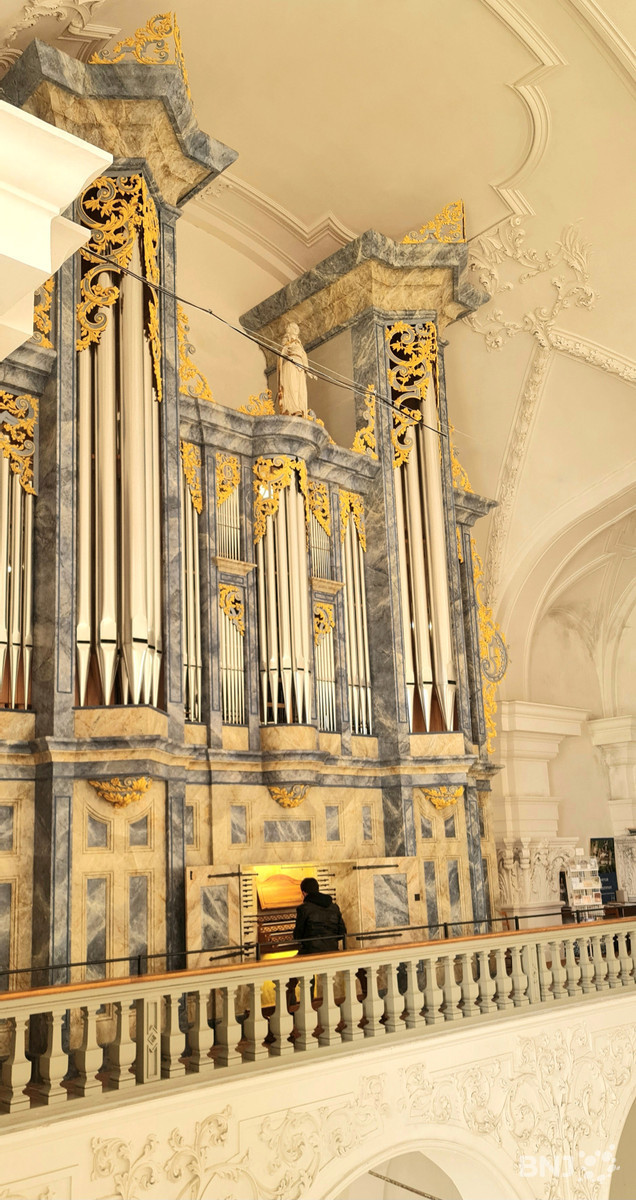Le grand orgue, aux dimensions impressionnantes, trône au sommet de la galerie de l'Abbatiale