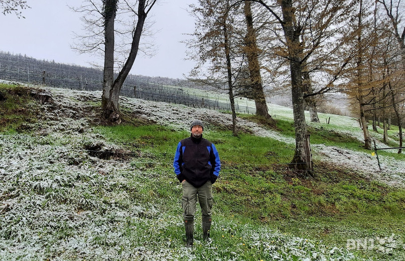 Thomas Dennert prend la pose devant son domaine qui sera agrandi. Il y aura notamment des pieds de vigne dans le talus derrière lui, ainsi que sur la droite de la vigne existante.