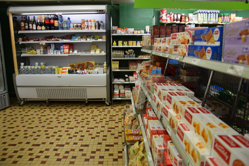 Le charme d’une épicerie de village se voit aussi dans la disposition de l’étalage des produits. (photo archives)