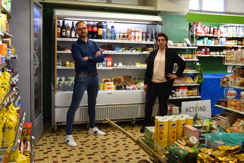 L'épicerie Le Foyer à Buttes sera entièrement rénovée cet été. Lisa Sinicropi, présidente de la coopérative, et Adrien Juvet, vice-président, font un appel aux citoyens pour financer l'achat de nouveaux frigos dotés d'un récupérateur de chaleur.