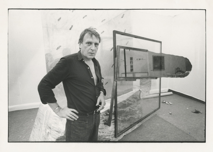 Daniel Pommereulle devant Le Chaos et la mère, 1985. (photo André Grassant, Archives Daniel Pommereulle.)