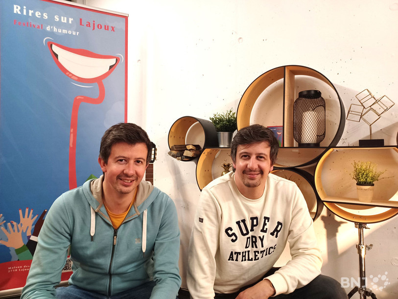 Steeven et Christopher sont jumeaux dans la vie et mènent une carrière d’humoristes depuis plus d’une décennie.