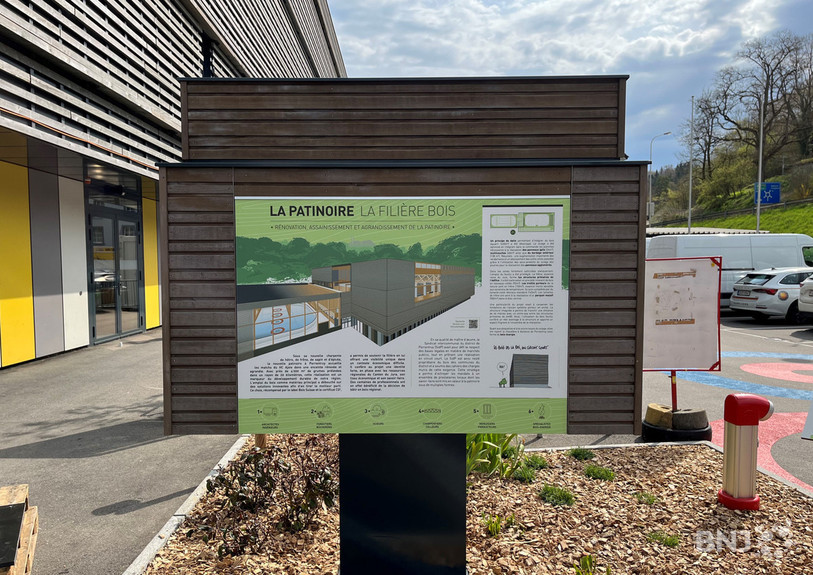 Le panneau principal du parcours qui propose une infographie avec les différents éléments en bois contenus dans la patinoire.