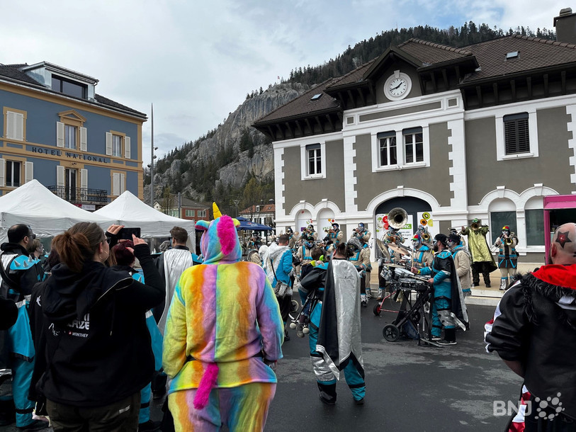 Le Carnavallon, ici le cortège du dimanche, voit son avenir menacé par des difficultés financières. (Photo : archives)
