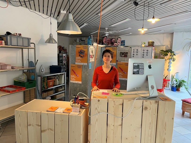 Les objets du catalogue proposé par le LeihBaràObjets sont tous de seconde main, y compris les éléments du comptoir de Célia Ruiz, membre du LeihBaràObjets.