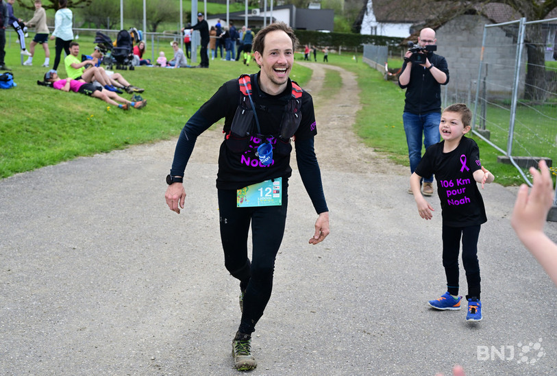 Ludovic Gurba était attendu par Noah dans l'aire d'arrivée de l'Ultra-Trail du Mont-Terrible. (Photo : Georges Henz).