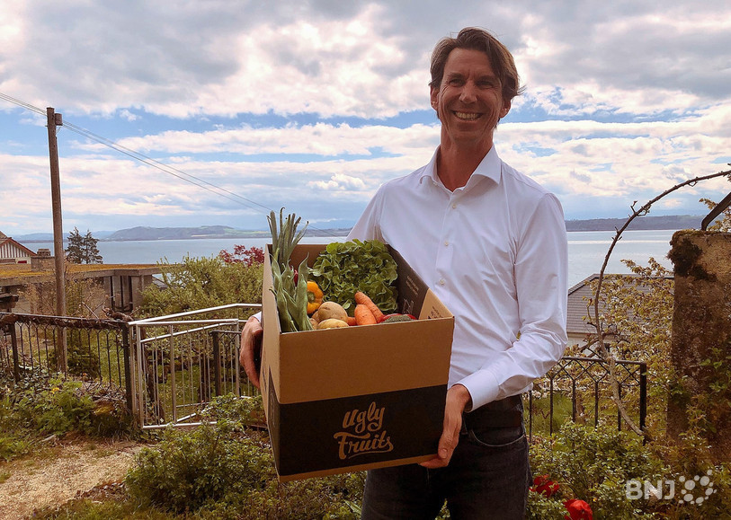 Michaël Dusong présente un des paniers vendus par son entreprise.