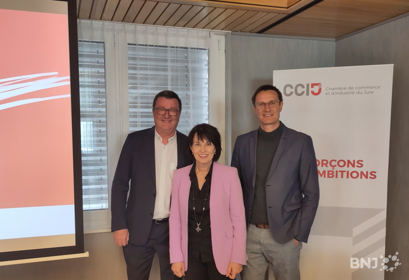 Philippe Zahno (responsable des affaires publiques de Svizra27), Doris Leuthard (co-présidente de l'association) et Jost Huwyler (directeur général du projet) (de gauche à droite) sont venus présenter Svizra27 aux milieux économiques jurassiens.