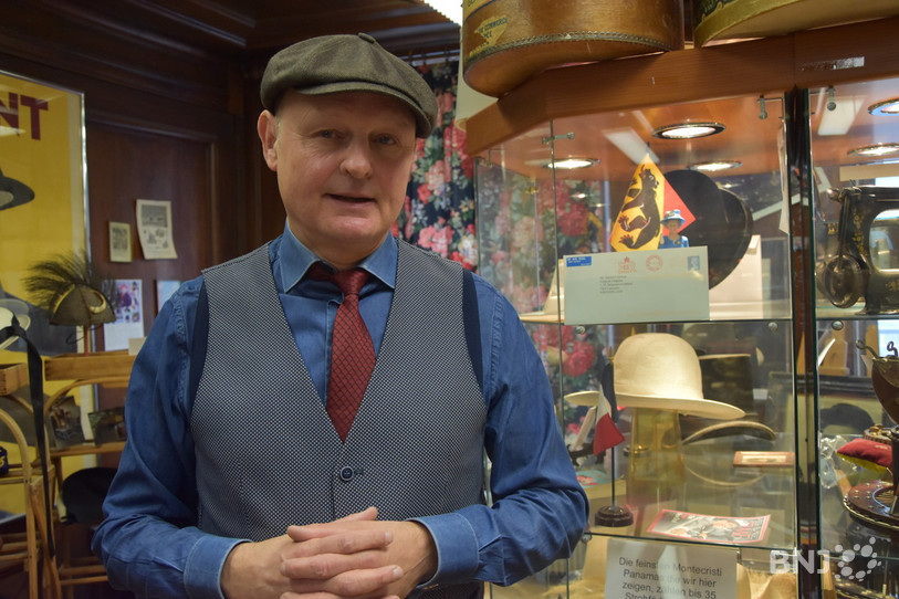 Michel Curchod cache une petite perle à l’étage de son commerce en vieille ville de Berne : un musée du chapeau, le seul en Suisse.
