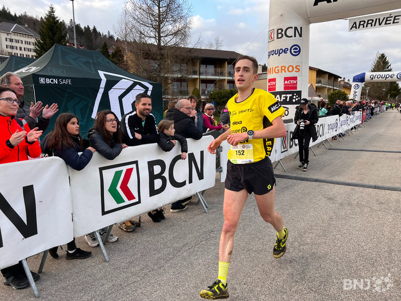 Pascal Buchs franchit la ligne d'arrivée sans forcer.