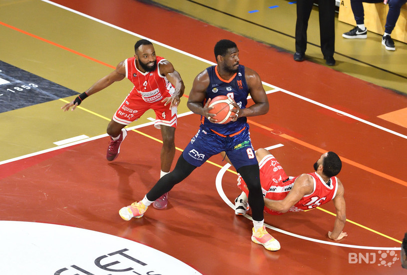 Arkim Robertson, qui échappe à Josh Brown et Marlon Kessler, a fait très mal au BCB dans la raquette. (Photo : Georges Henz)