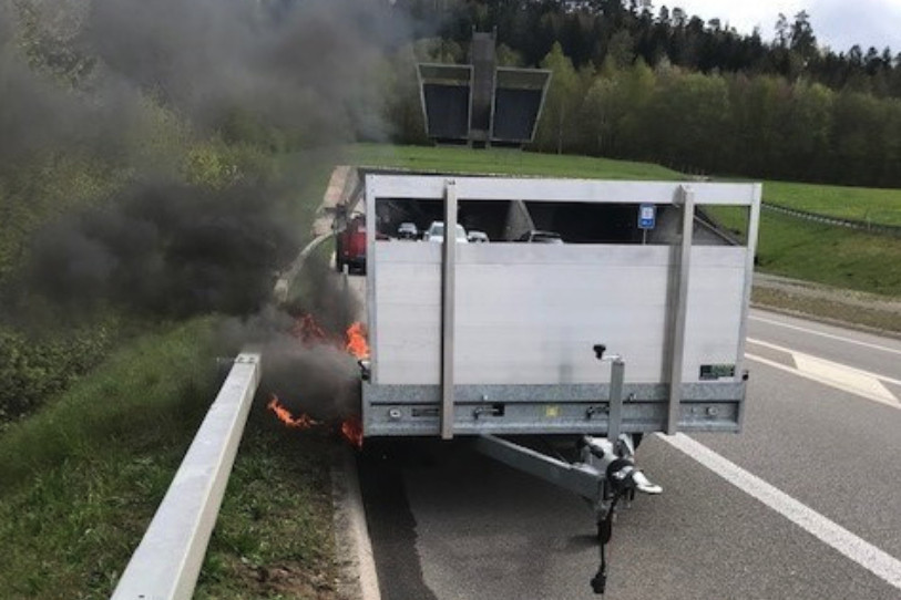 La remorque a pris feu juste après le tunnel du Mont-Terri. (photo : police cantonale).