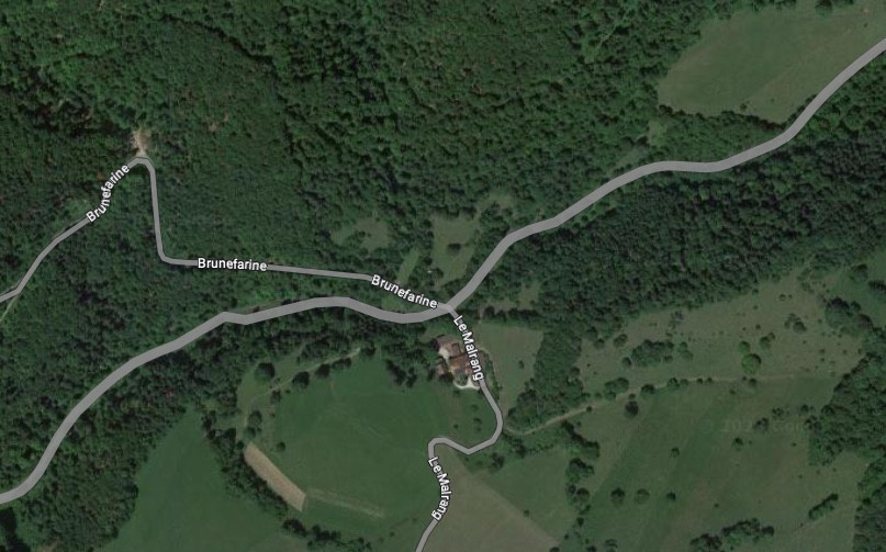Une partie de la route cantonale sera mise à 60 km/h de part et d'autre du chemin d'accès de la ferme du Malrang. (Image : Google Maps/Données cartographiques 2023/CNES/Aribus)