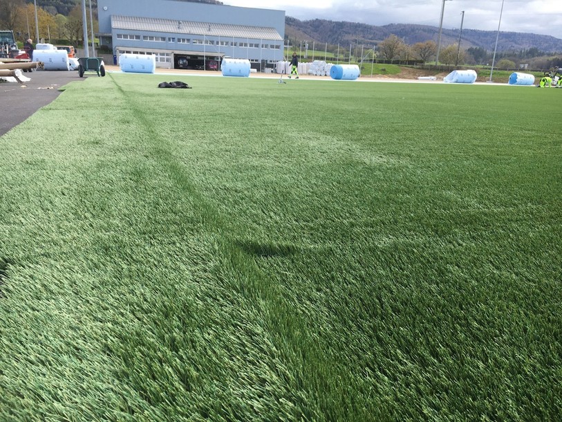 Le nouveau terrain de foot synthétique à Courgenay.