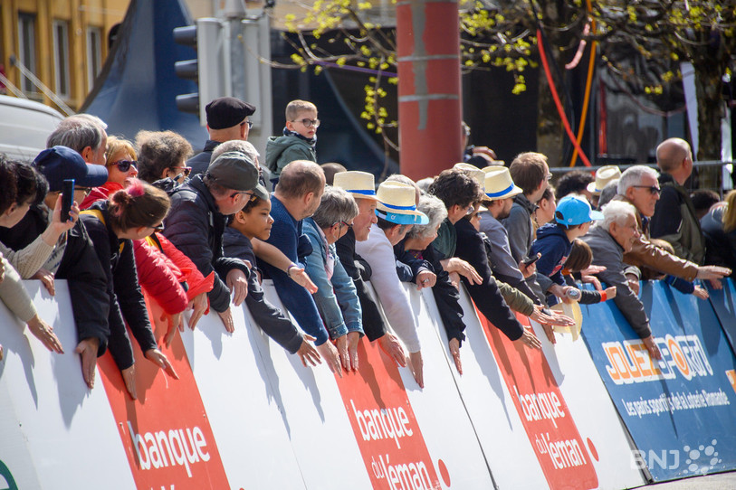 La ferveur du Tour de Romandie a fait vibrer La Chaux-de-Fonds jeudi. (photo : Bertrand Pfaff)