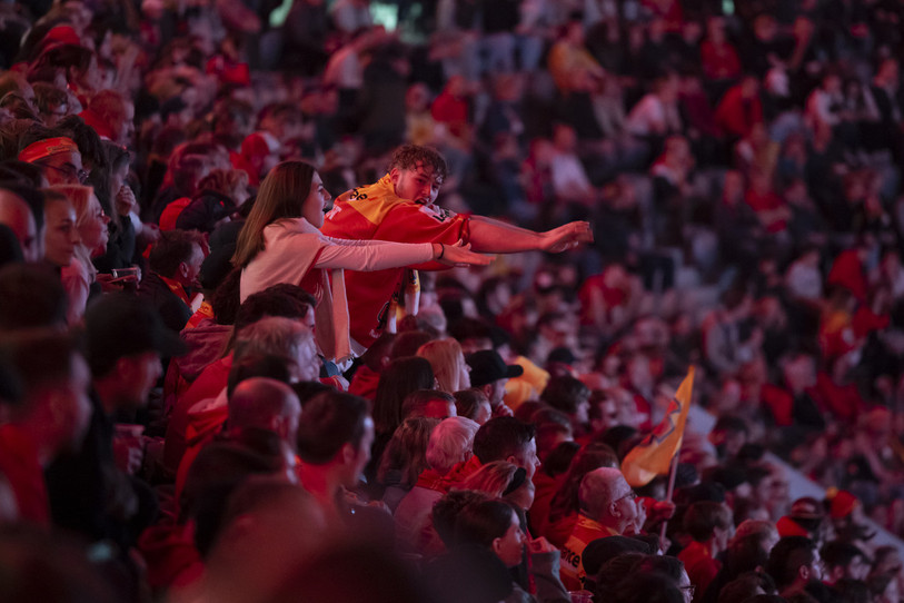 Près de 5'000 supporters se sont retrouvés pour suivre le match à distance à la Tissot Arena. (Photos : KEYSTONE/Anthony Anex)