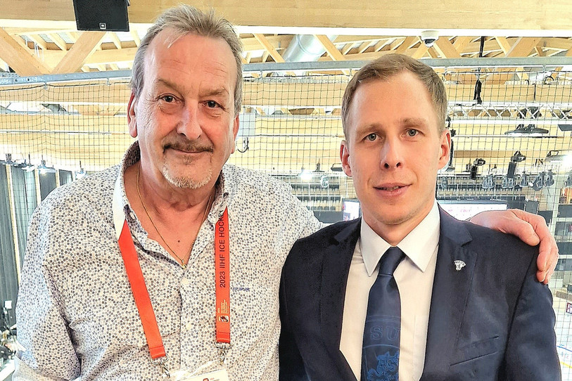 Le président du HC Ajoie Patrick Hauert (à gauche) pose en compagnie du futur entraîneur des U20 du club ajoulot Juha-Pekka Hytönen (photo : HC Ajoie).