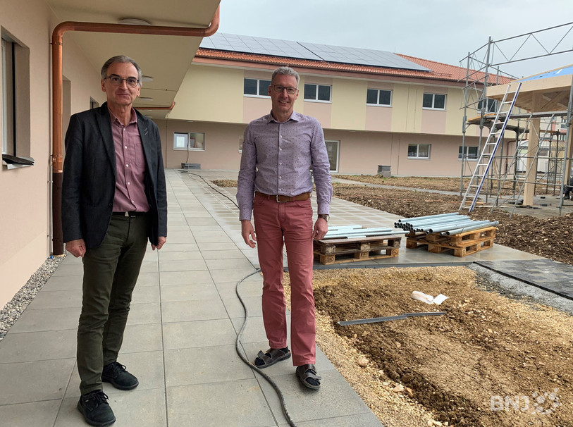 Le directeur de la résidence Les Pins Dominique Buffalo (à droite) et le président du conseil de fondation « Les Toyers », Christophe Fleury devant le nouveau bâtiment pour accueillir des personnes atteintes d’Alzheimer.
