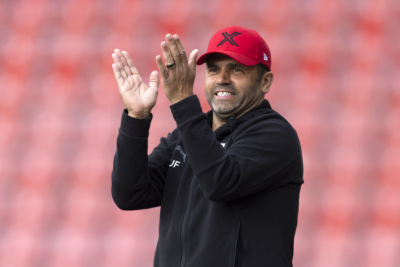 Uli Forte peut applaudir, Xamax s'est imposé sur la pelouse de Rapperswil. (photo : KEYSTONE/PETER KLAUNZER)