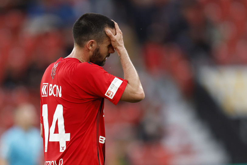 L'attaquant de Neuchâtel Xamax Raphaël Nuzzolo est sorti sur blessure au terme des 45 premières minutes. (photo : KEYSTONE/Peter Klaunzer).