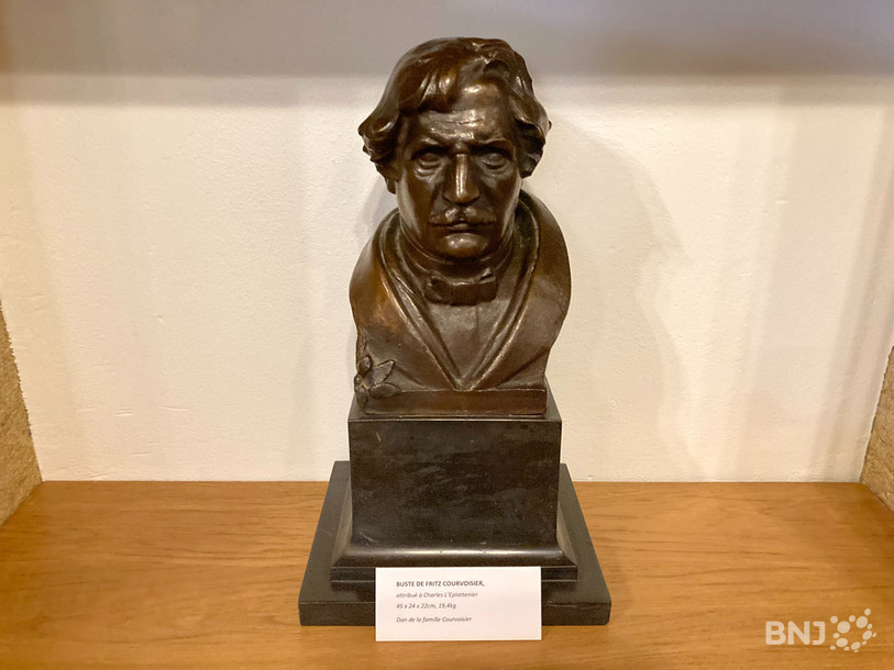 La famille Courvoisier a également fait don d'un buste de son ancêtre à l'État de Neuchâtel.