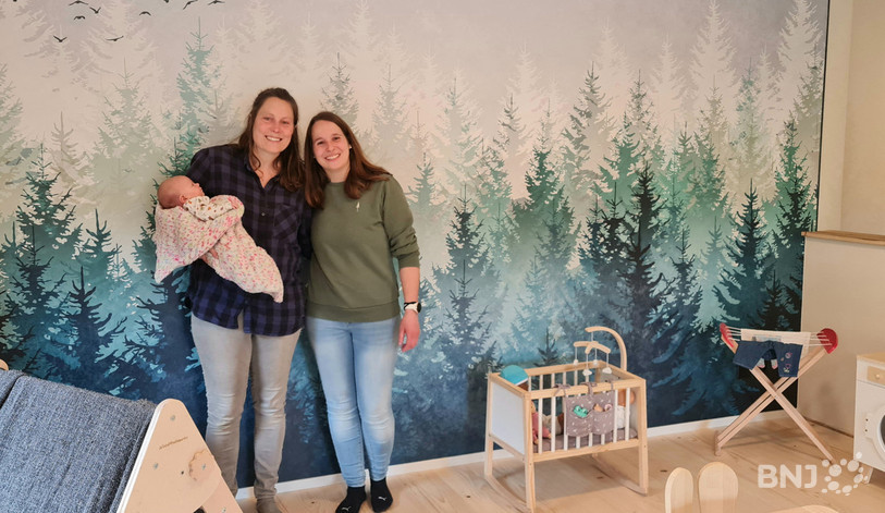 Marie-Laure Gebhard, agricultrice et Nadejda Thévoz, éducatrice de l'enfance ont uni leur savoir pour proposer la première crèche à la ferme des alentours.