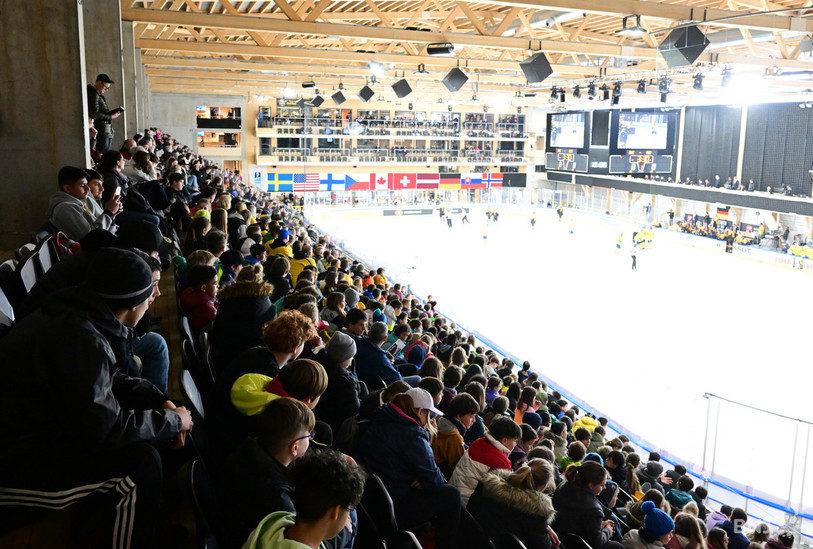 Le match Suède - Allemagne a enregistré le record d'affluence à Porrentruy avec 2'653 spectateurs (photo : Georges Henz).