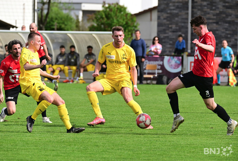 Axel Gester, Jennys Hügi et le FC Bassecourt mettent fin à une bonne série à domicile. (Photo : Georges Henz).