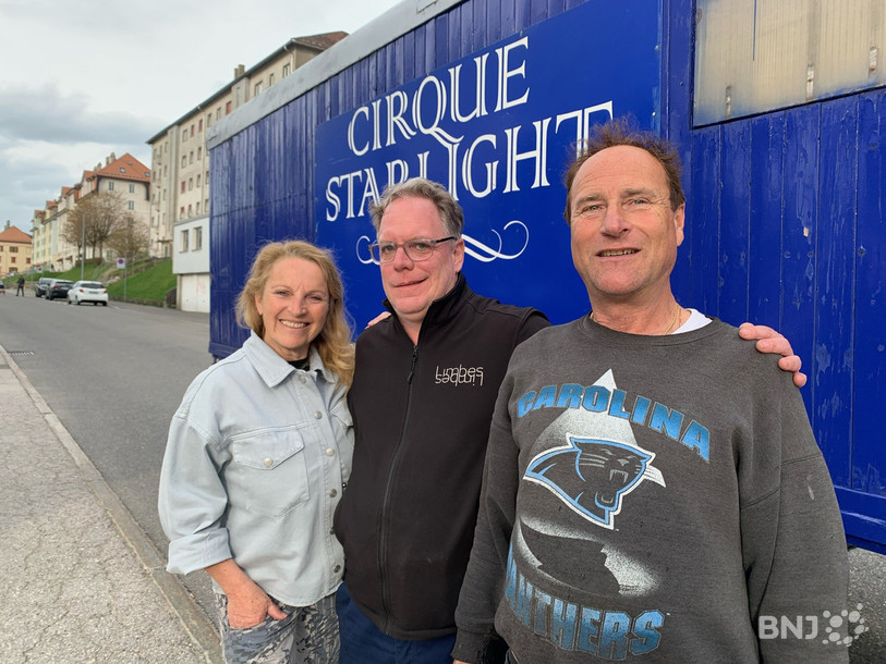 Manuel Voirol (au centre) s'est occupé des arrangements musicaux du spectacle « Moi ». Il est entouré de Jocelyne et Heinrich Gasser, les codirecteur du cirque Starlight.