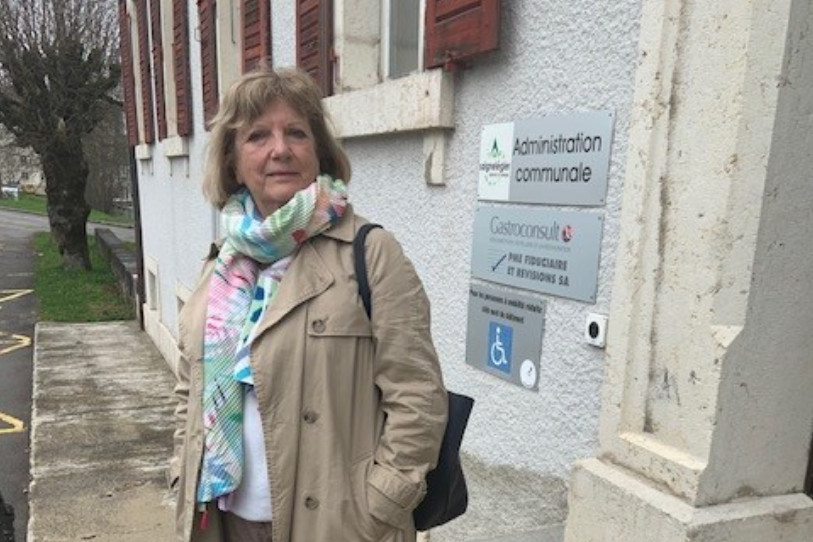 Catherine Erba a choisi d'immortaliser sa présence devant la mairie qu'elle occupe depuis le mois de janvier (photo : Catherine Erba).