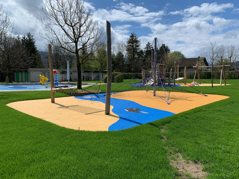 La nouvelle place de jeux de la piscine en plein air de Delémont. (Photo : municipalité de Delémont)