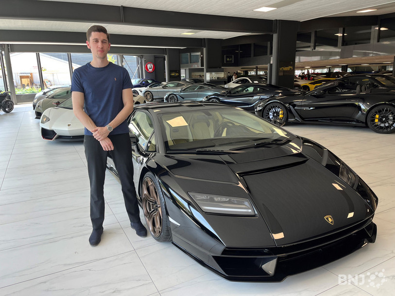 Richard Affolter pose devant une voiture à trois millions de francs.