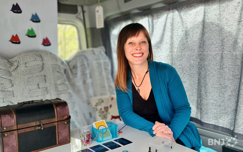 Sabrina Anastasia navigue dans le Jura bernois pour redonner confiance aux enfants.
