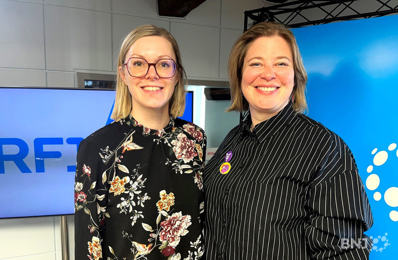 Amélie Brahier (présidente du Parlement jurassien/députée Le Centre, à gauche) et Jeanne Beuret (membre active de l'Association interjurassienne grève des femmes) ont échangé leurs vues sur les revendications féministes et leur approche.